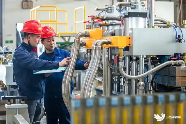 科研小組在總裝車間查看設(shè)備參數(shù)