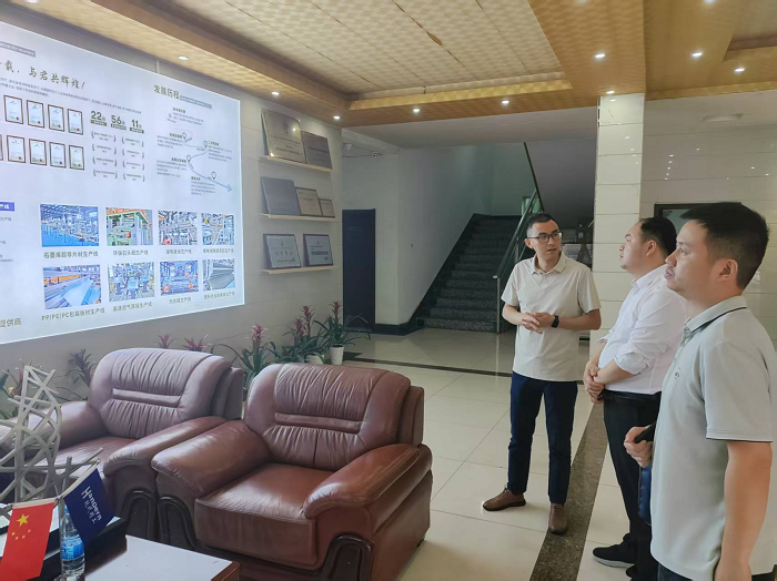 區(qū)發(fā)改局劉方局長(zhǎng)一行領(lǐng)導(dǎo)蒞臨公司調(diào)研指導(dǎo) 1