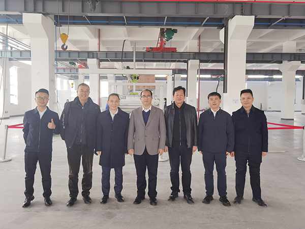 現(xiàn)代精工董事長(zhǎng)和貴州磷化董事長(zhǎng)一行人合照