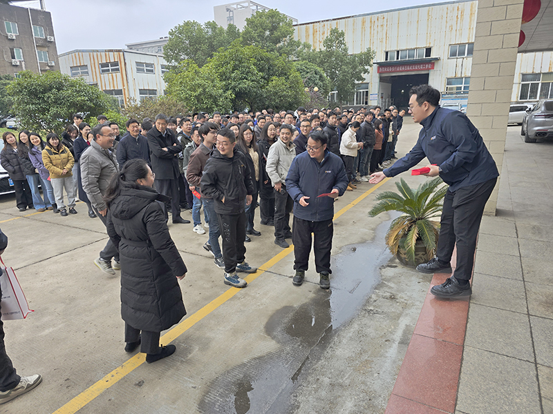 總經(jīng)理發(fā)放開門紅包2